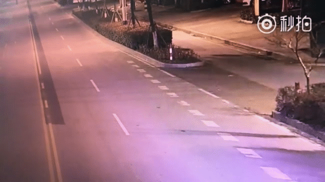 Trung Quốc: Chồng say xỉn để vợ lái xe, nào ngờ vợ đánh rơi mất chồng từ lúc nào không hay - Ảnh 2.