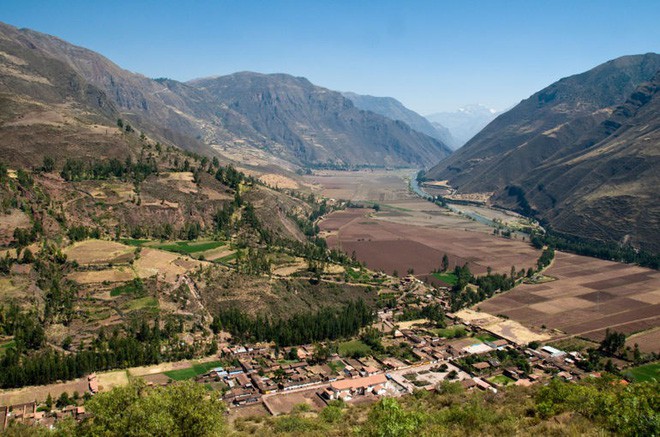 Quên Machu Picchu đông nghẹt đi, đất nước của Hoa hậu Hòa bình thế giới còn có cả vùng thung lũng linh thiêng chờ khai phá - Ảnh 1.
