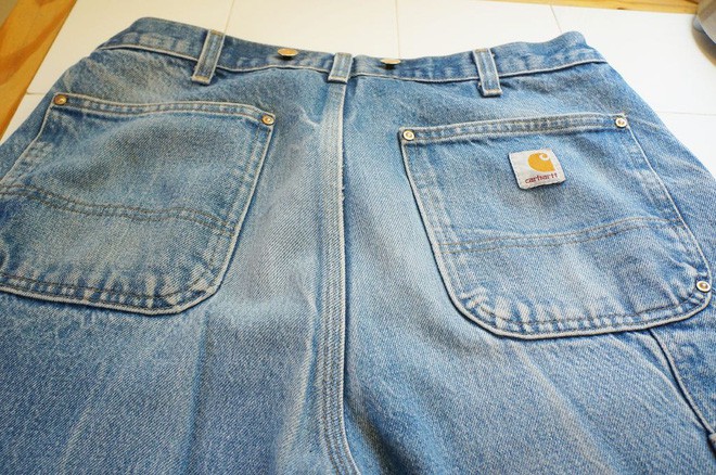 Nghe lời người lạ cho quần jeans vào ngăn đá, chàng trai ngạc nhiên với kết quả sau đó - Ảnh 1.