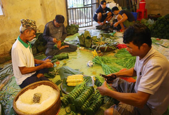 Nức danh ngôi làng 500 năm làm bánh chưng, bánh tét ở Huế - Ảnh 2.