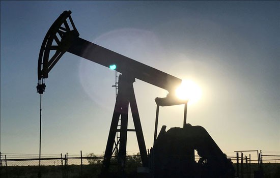 Giá dầu chứng kiến tuần lao dốc mạnh nhất trong hơn 1 năm - Ảnh 1.