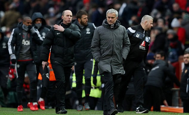 Mourinho: ‘Hãy trao danh hiệu HLV thanh lịch nhất Premier League cho tôi’ - Ảnh 2.