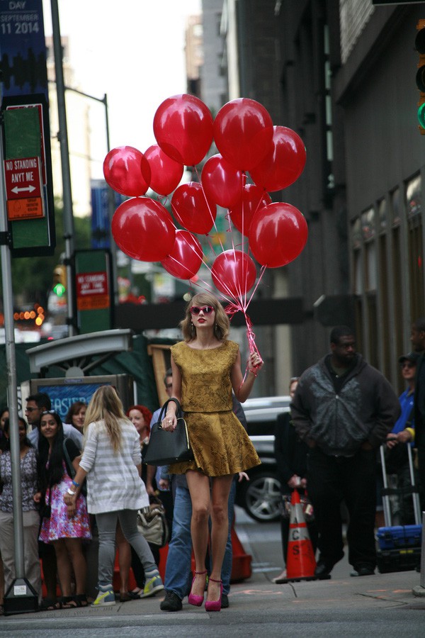 Xuất hiện trên đường phố, chàng trai khiến nhiều người giật mình vì tưởng là Taylor Swift - Ảnh 2.