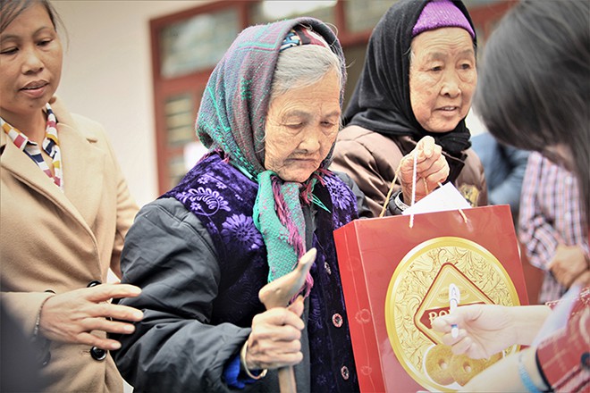 1500 suất quà Tết được trao tận tay người nghèo Cao Bằng - Ảnh 6.
