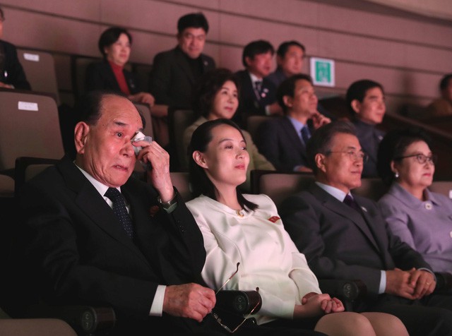 TT Moon trò chuyện vui vẻ với em gái ông Kim, đại diện Triều Tiên rơi lệ khi xem ca nhạc - Ảnh 9.