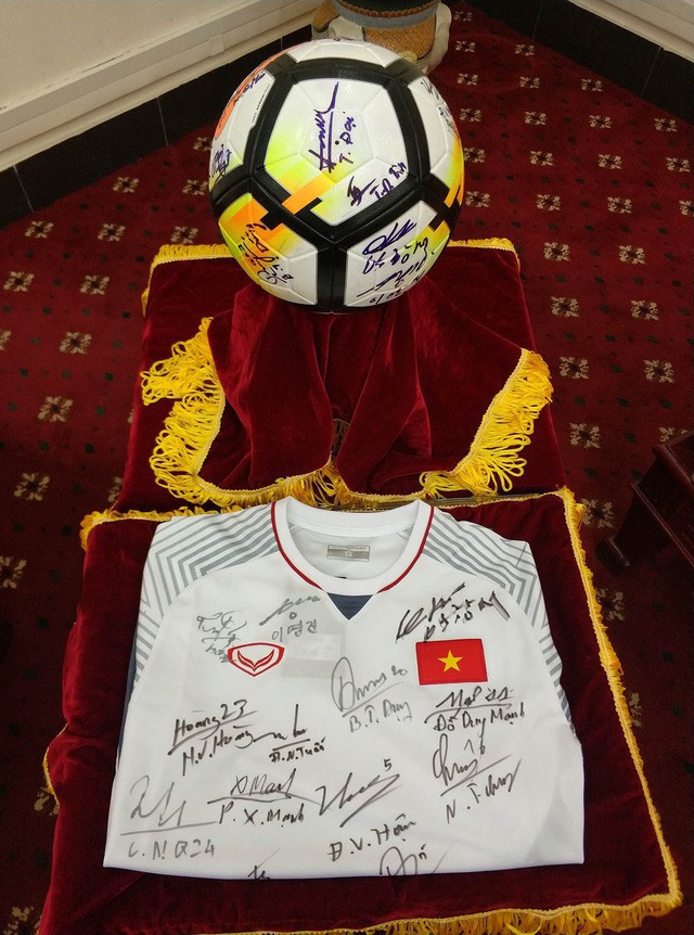 Quả bóng và chiếc áo ĐT U23 Việt Nam tặng Thủ tướng được trả giá 20 tỷ đồng - Ảnh 1.