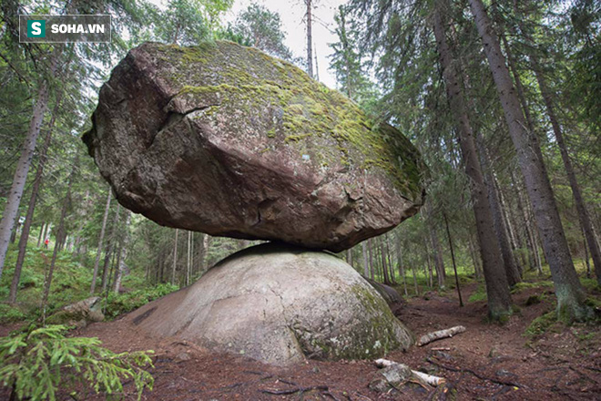 Tảng đá thách thức trọng lực Kummakivi và truyền kỳ bí ẩn ở Phần Lan - Ảnh 1.