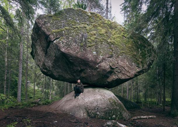 Tảng đá thách thức trọng lực Kummakivi và truyền kỳ bí ẩn ở Phần Lan - Ảnh 3.