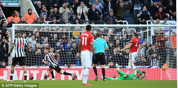 ĐIỂM NHẤN Newcastle 1-0 M.U: Có Sanchez, Quỷ đỏ vẫn tệ. Benitez là khắc tinh của Mourinho - Ảnh 3.