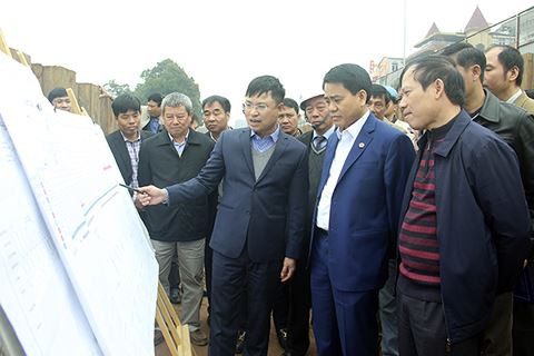 Chủ tịch Hà Nội tặng quà tết công nhân thi công cầu vượt An Dương - Ảnh 1.