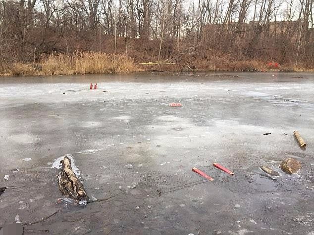 Đang chơi cạnh hồ nước đóng băng thì bạn trượt chân ngã xuống, cậu bé 11 tuổi chấp nhận hi sinh thân mình nhảy xuống cứu - Ảnh 3.