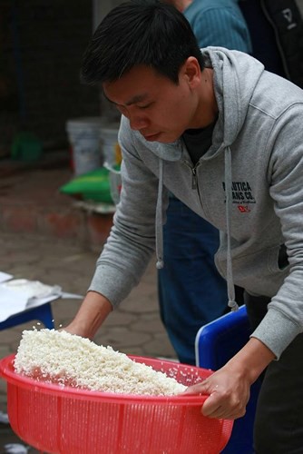 Cựu học sinh Hà Nội đỏ lửa nấu bánh chưng tặng người nghèo - Ảnh 3.