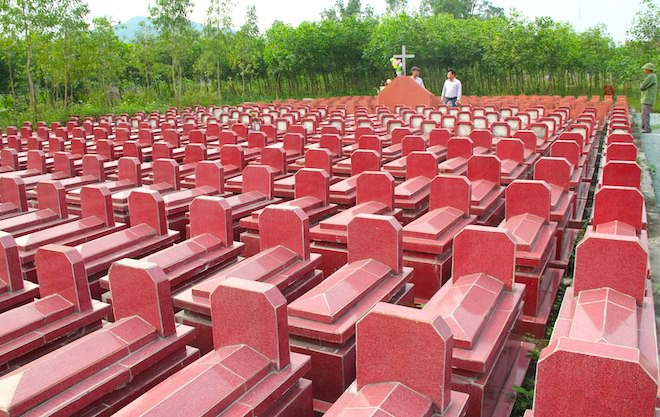 Cựu chiến binh dành tiền sửa nhà để xây gần 500 ngôi mộ cho người dưng trong làng - Ảnh 2.