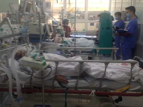 Cận Tết, Bệnh viện Bạch Mai vỡ trận, bác sĩ kiệt sức vì cấp cứu - Ảnh 3.