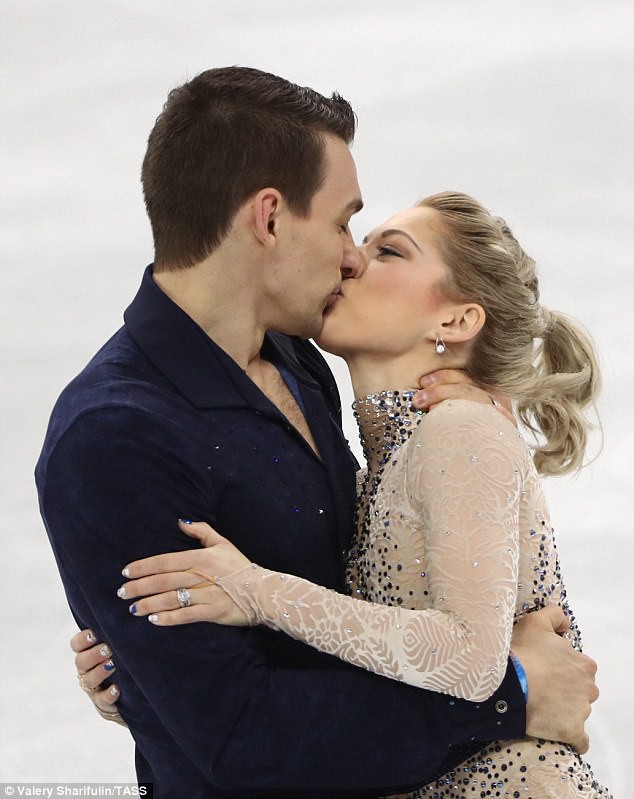2 VĐV Olympic mùa đông trao nụ hôn nồng cháy đúng ngày Valentine - Ảnh 2.