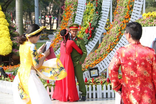 Khoác áo hoa ngày Tết, quảng trường Tam Kỳ đẹp lộng lẫy - Ảnh 14.