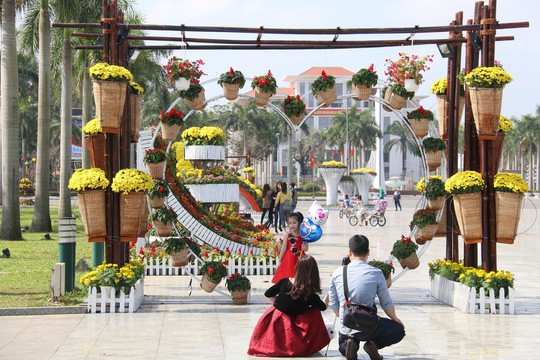 Khoác áo hoa ngày Tết, quảng trường Tam Kỳ đẹp lộng lẫy - Ảnh 16.