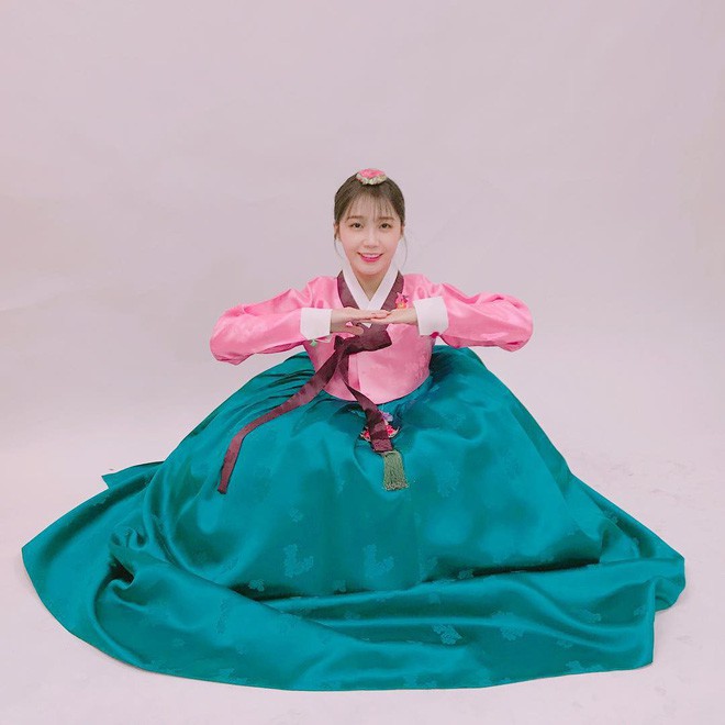 Sao Hàn đón Tết: Idol thi nhau diện hanbok lung linh, Park Shin Hye cùng dàn sao gửi lời chúc trên phim trường - Ảnh 16.