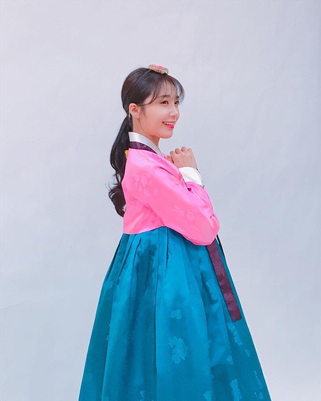 Sao Hàn đón Tết: Idol thi nhau diện hanbok lung linh, Park Shin Hye cùng dàn sao gửi lời chúc trên phim trường - Ảnh 17.