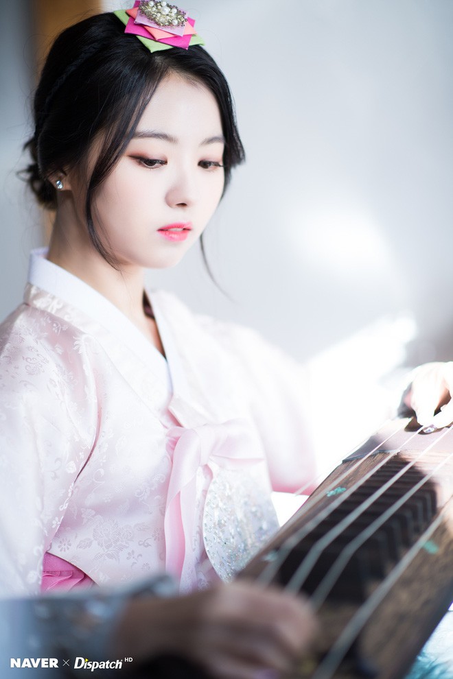 Sao Hàn đón Tết: Idol thi nhau diện hanbok lung linh, Park Shin Hye cùng dàn sao gửi lời chúc trên phim trường - Ảnh 27.