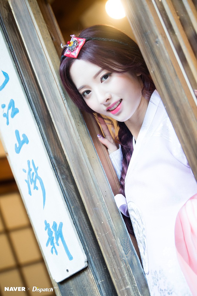 Sao Hàn đón Tết: Idol thi nhau diện hanbok lung linh, Park Shin Hye cùng dàn sao gửi lời chúc trên phim trường - Ảnh 32.