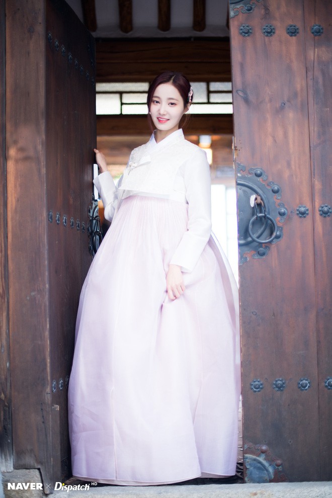 Sao Hàn đón Tết: Idol thi nhau diện hanbok lung linh, Park Shin Hye cùng dàn sao gửi lời chúc trên phim trường - Ảnh 39.