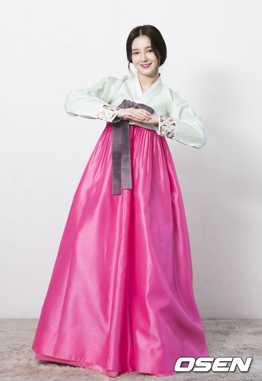 Sao Hàn đón Tết: Idol thi nhau diện hanbok lung linh, Park Shin Hye cùng dàn sao gửi lời chúc trên phim trường - Ảnh 42.