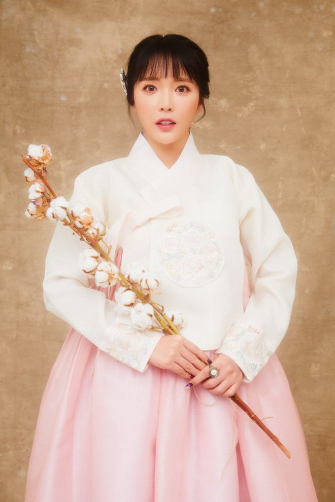 Sao Hàn đón Tết: Idol thi nhau diện hanbok lung linh, Park Shin Hye cùng dàn sao gửi lời chúc trên phim trường - Ảnh 52.