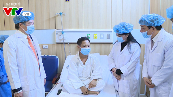 Bộ trưởng Bộ Y tế thăm, chúc Tết các bệnh viện đêm giao thừa 2018 tại Hà Nội - Ảnh 2.
