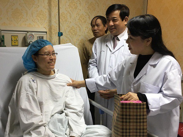 Bộ trưởng Bộ Y tế thăm, chúc Tết các bệnh viện đêm giao thừa 2018 tại Hà Nội - Ảnh 3.