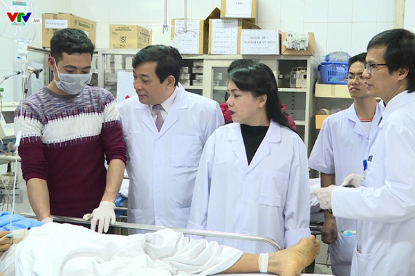 Bộ trưởng Bộ Y tế thăm, chúc Tết các bệnh viện đêm giao thừa 2018 tại Hà Nội - Ảnh 4.