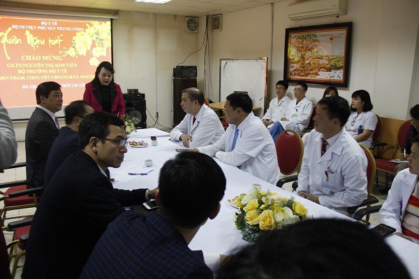 Bộ trưởng Bộ Y tế thăm, chúc Tết các bệnh viện đêm giao thừa 2018 tại Hà Nội - Ảnh 5.