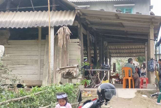 Đang ngồi chơi trong nhà, nam thanh niên bị nhóm côn đồ xông vào truy sát - Ảnh 2.