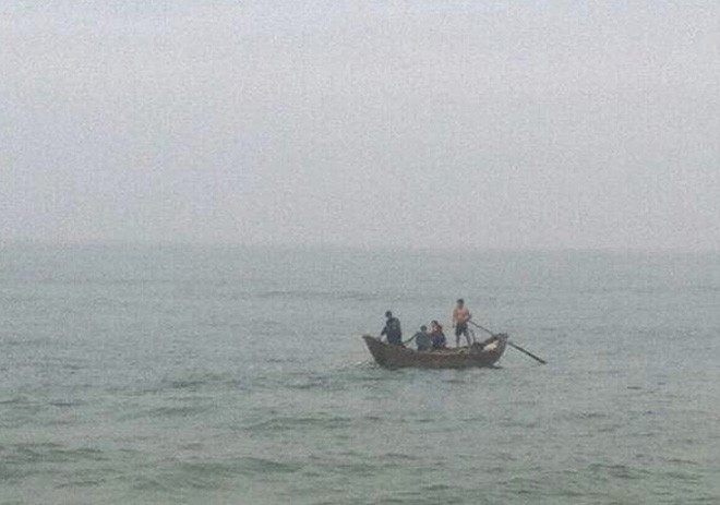 Quảng Ngãi: Tắm biển mồng 3 Tết, 3 thanh niên mất tích - Ảnh 1.