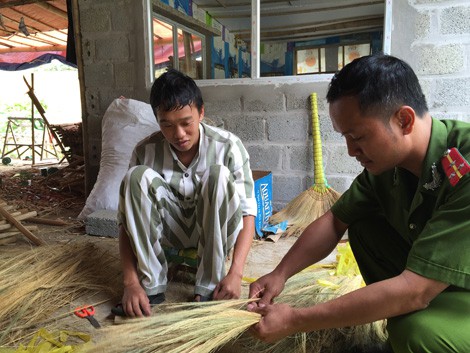 Tội đồ mê đọc sách thánh hiền - Ảnh 1.