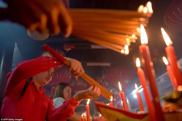 Người châu Á đổ xô đi lễ chùa cầu năm mới bình an - Ảnh 15.