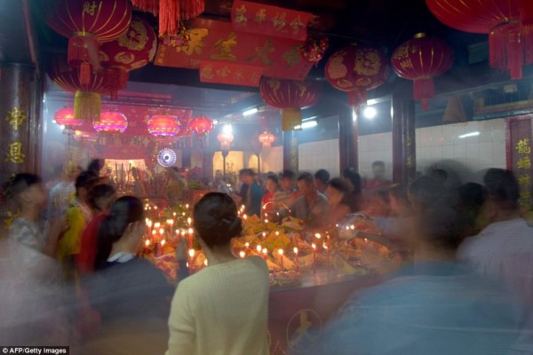 Người châu Á đổ xô đi lễ chùa cầu năm mới bình an - Ảnh 16.