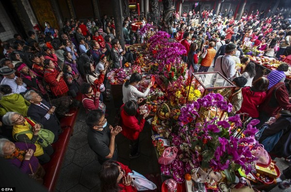 Người châu Á đổ xô đi lễ chùa cầu năm mới bình an - Ảnh 18.
