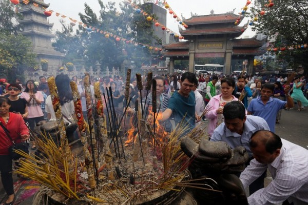 Người châu Á đổ xô đi lễ chùa cầu năm mới bình an - Ảnh 19.
