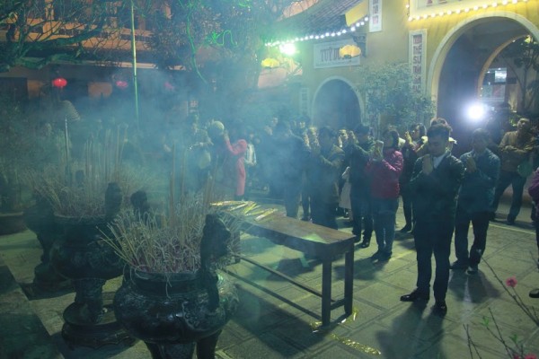 Người châu Á đổ xô đi lễ chùa cầu năm mới bình an - Ảnh 20.