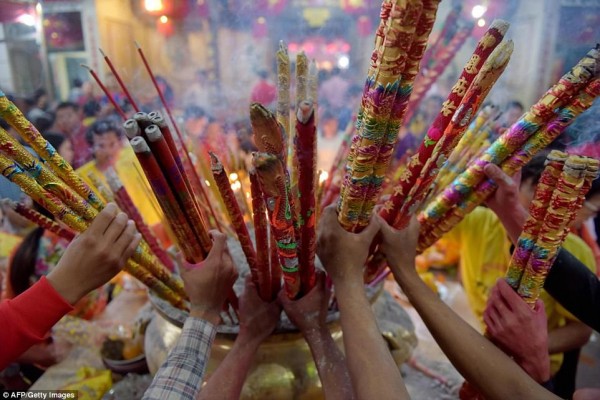 Người châu Á đổ xô đi lễ chùa cầu năm mới bình an - Ảnh 3.