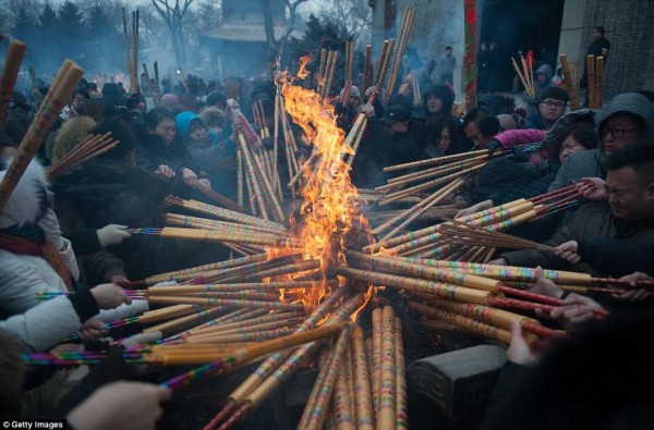 Người châu Á đổ xô đi lễ chùa cầu năm mới bình an - Ảnh 7.