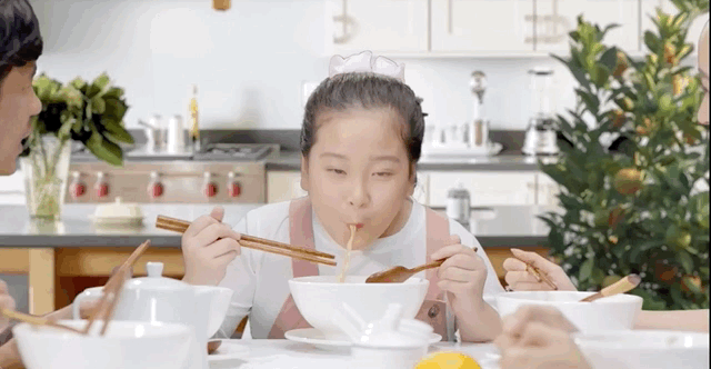 MV Tết “dám khác biệt” đang được các mẹ bỉm sữa nổi tiếng rộn ràng chia sẻ - Ảnh 4. MV Tết “dám khác biệt” đang được các mẹ bỉm sữa nổi tiếng rộn ràng chia sẻ - Ảnh 4.