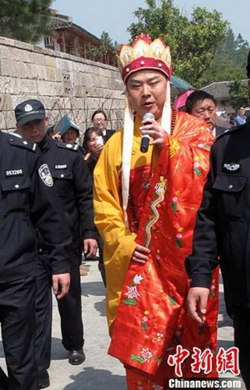 Sao Cbiz lỗi thời: Đường Tăng đi hát hội chợ kiếm tiền, Nhĩ Thái kéo fame bằng hình ảnh gây sốc - Ảnh 2. Sao Cbiz lỗi thời: Đường Tăng đi hát hội chợ kiếm tiền, Nhĩ Thái kéo fame bằng hình ảnh gây sốc - Ảnh 2.