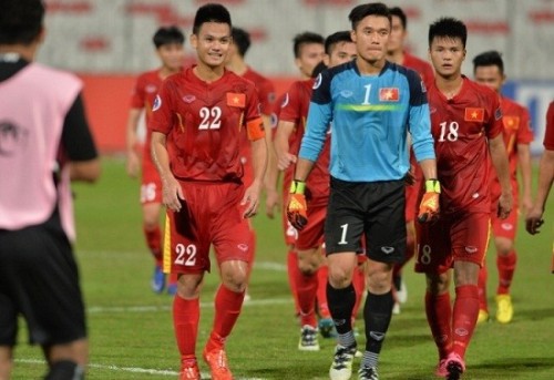 Đồng đội của thủ môn Bùi Tiến Dũng, Quang Hải bị đánh ở sân Gò Đậu - Ảnh 2.