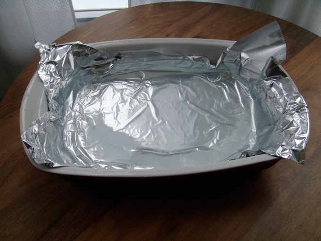 Bọc giấy nhôm vào khay rồi đổ nước sôi, đồ bạc cũ thế nào sau khi nhúng vào cũng sáng như mới - Ảnh 1. Bọc giấy nhôm vào khay rồi đổ nước sôi, đồ bạc cũ thế nào sau khi nhúng vào cũng sáng như mới - Ảnh 1.