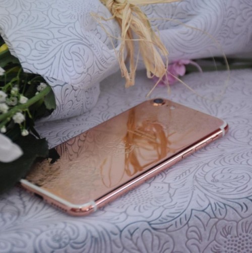 Nhìn những chiếc iPhone đẹp sang chảnh thế này đủ thấy ở Dubai mọi thứ xa hoa đến mức nào - Ảnh 1. Nhìn những chiếc iPhone đẹp sang chảnh thế này đủ thấy ở Dubai mọi thứ xa hoa đến mức nào - Ảnh 1.