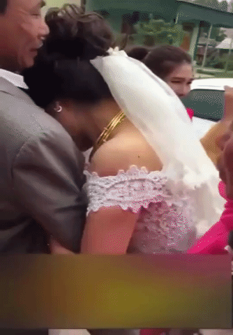 Xem clip cô dâu Nghệ An níu chặt tay bố, khóc nức nở trong ngày cưới khiến cô gái nào sắp lên xe hoa cũng phải rơi lệ - Ảnh 1.