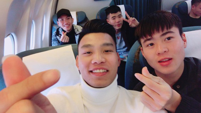 Fan đón U23 hạ cánh Sài Gòn cuồng nhiệt không khác gì sao Hàn! - Ảnh 13. Fan đón U23 hạ cánh Sài Gòn cuồng nhiệt không khác gì sao Hàn! - Ảnh 13.