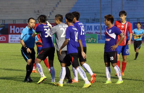 Đồng đội của thủ môn Bùi Tiến Dũng, Quang Hải bị đánh ở sân Gò Đậu - Ảnh 4.